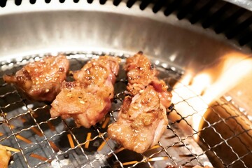炎が食欲をそそる中落ちカルビ 焼肉