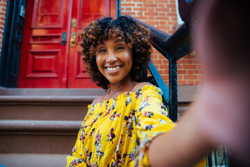 Pretty african american woman wearing fashionable stylish clothing in New York - Portrait of pretty adult black female strolling in the city