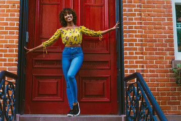 Pretty african american woman wearing fashionable stylish clothing in New York - Portrait of pretty adult black female strolling in the city