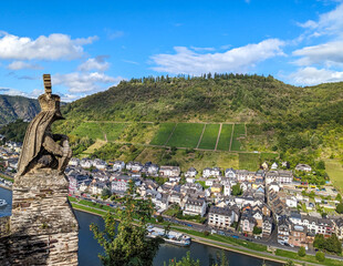 Fantastischer Blick von der Reichburg auf die weltberühmte deutsche Stadt Cochem an der Mosel, mit...