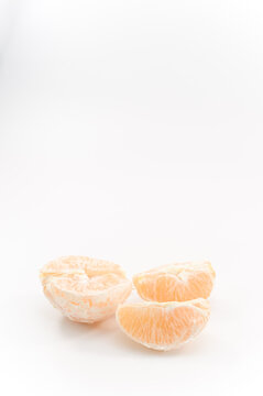 immagine con primo piano di frutto di arancia su superficie bianca