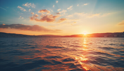 Obraz premium Photo scenic of sunrise over the ocean to town