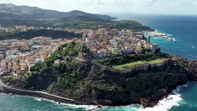 survol de la Sardaigne en Italie vers Castelsardo
