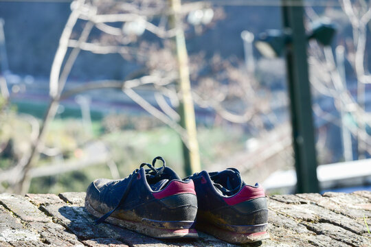 Scarpe  da training abbandonate sul muretto