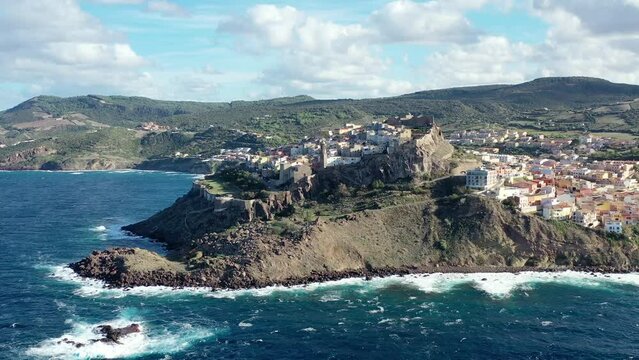 survol de la Sardaigne en Italie vers Castelsardo