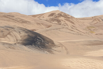 Fototapeta na wymiar In the middle of high sand dunes in the Great Sand Dunes National Park in the vicinity of Medano Creek