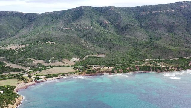 survol de la c&ocirc;te ouest de la Sardaigne &agrave; Bosa