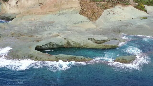 survol de la c&ocirc;te ouest de la Sardaigne &agrave; Bosa