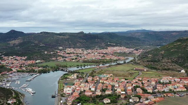 survol de la c&ocirc;te ouest de la Sardaigne &agrave; Bosa