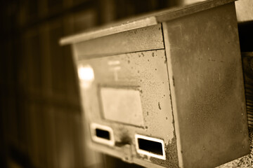 玄関の錆びた郵便ポスト