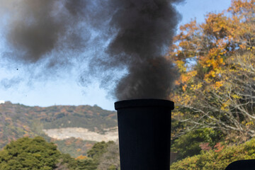蒸気の出ている汽車の煙突