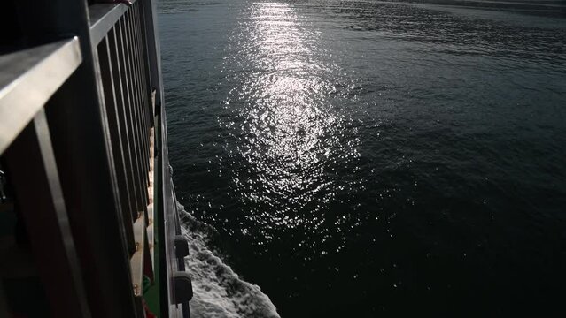 船のデッキから見た輝く海