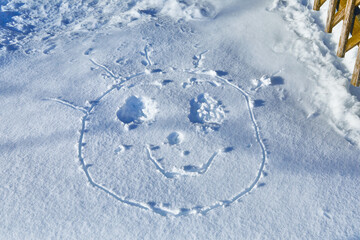 Lustiges smily, in den Schnee gezeichnet,