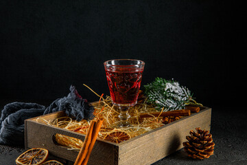 Leckerer Glühwein im Glas zur Winterzeit