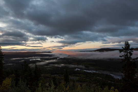 Stalonbergets utsiktsplats in Schweden am Morgen im Herbst