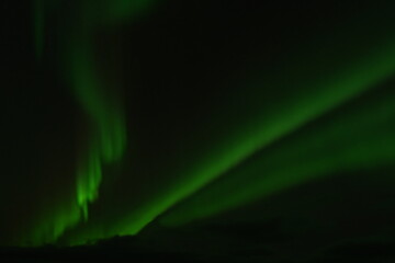Grünes geschwungenes Polarlicht, Nordlicht, Norwegen, Skandinavien, green, black, glühend,...