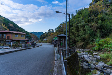 道路と周辺風景　日本一の石段　3333段の観光スポット
Road and surrounding...
