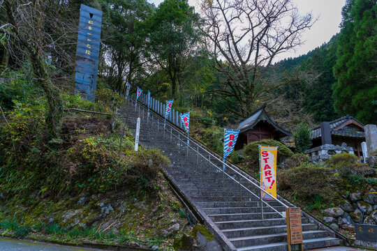 石段に映える　日本一の石段　3333段の観光スポット
A sightseeing spot with 3,333 stone steps, Japan's tallest stone steps
日本(秋)
Japan (autumn)
九州・熊本県下益城郡美里町
Misato Town, Shimomashiki District, Kumamoto Prefecture, Kyushu