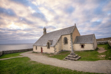 La chapelle saint they dans le cap sizun au bout de la pointe du van, face à l'océan atlantique, region Bretagne département du Finistère