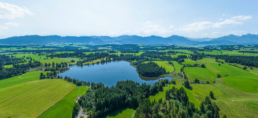 Ausblick über den idyllisch gelegenen Schmutterweiher im Ostallgäu zum Alpenrand