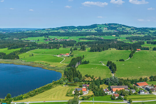 Ausblick &uuml;ber die Ortschaft Sameister zum Auerberg im bayerischen Alpenvorland