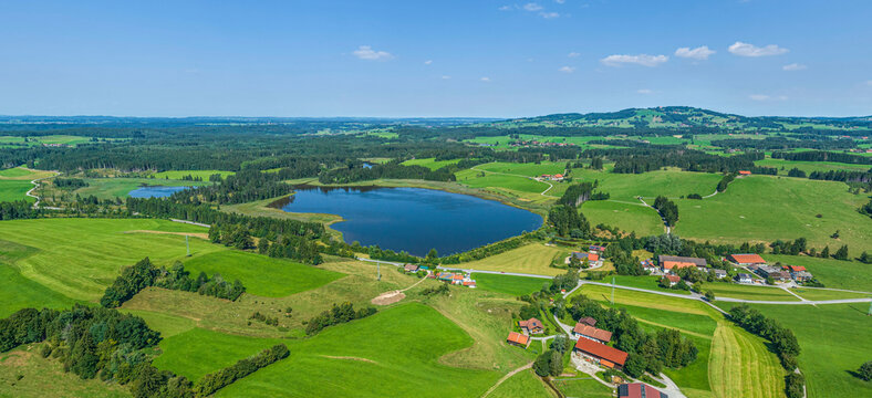 Idyllische Naturlandschaft im allg&auml;uer Alpenvorland rund um die Ortschaft Sameister