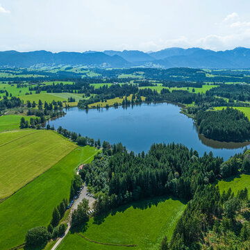 Ausblick &uuml;ber den idyllisch gelegenen Schmutterweiher im Ostallg&auml;u zum Alpenrand