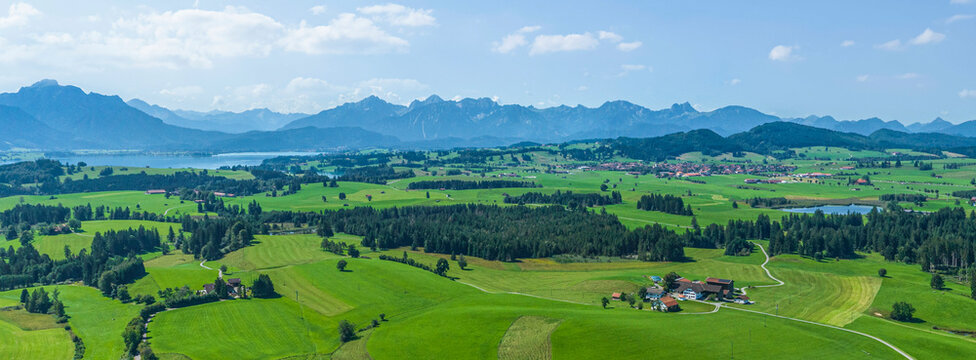 Sommer im Ostallg&auml;u, Ausblick auf Ro&szlig;haupten am Forggensee und zum Alpenrand