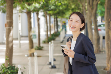 Fototapeta premium 女性 スマートフォン