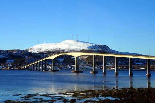Sortlandsbrua, Br&uuml;cke von Sortland, Vesteralen, Norwegen, Sonnenaufgang, Morgenlicht, Meer, Berg, Schnee, Windkraftanlage Meerenge, Ozean