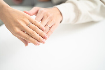 結婚指輪をつけた夫婦の手