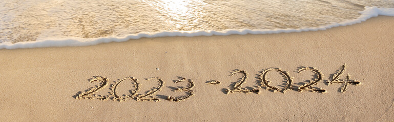 2023 - 2024 an an einem Strand in Sand geschrieben