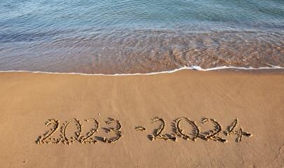 2023 - 2024 an an einem Strand in Sand geschrieben
