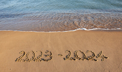 2023 - 2024 an an einem Strand in Sand geschrieben