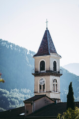 Fototapeta na wymiar Clocher d'une église dans un petit village du sud de la France