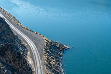 Aerial view of SW Jordan road curving along the Crooked River at Cove Palisades State Park, Oregon, USA - obrazy, fototapety, plakaty