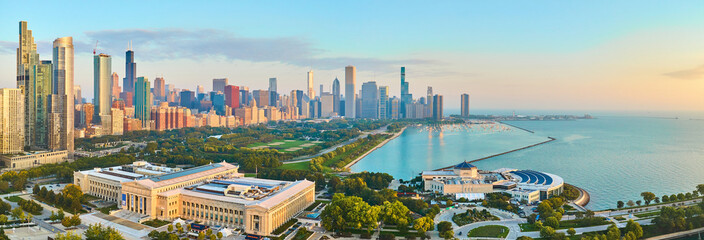 Obraz premium Aerial Chicago Skyline at Golden Hour with Lake Michigan Panorama