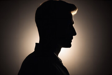 Silhouette von einem jungen man . Schatten und Licht . KI Generated