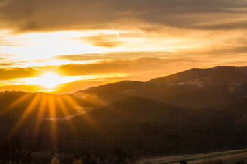 Ausblick von Haus im Wald zu dem Berg Brotjacklriegel im Bayerischen Wald bei Grafenau in Niederbayern während Sonnenuntergang und goldene Stunde, Deutschland