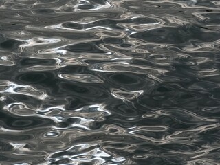 Silver scheinende Wasseoberfl&auml;che mit kleine Wellen und Lichtreflexionen in der Lagune von Venedig. Auch als Abstrakter Hintergrund mit Wassertexturen geeignet.