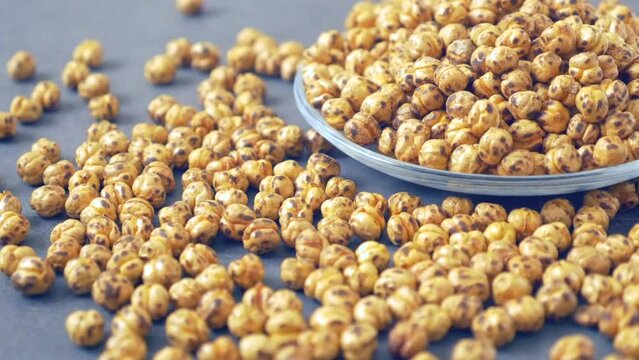A plate full of freshly roasted &Ccedil;orum roasted chickpeas,