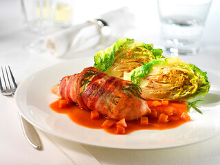 Salatherzen, Roulade, Möhrensauce, gebraten, Tellergericht,