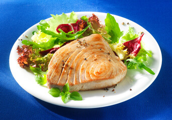 Thunfisch Teller, Fischgericht, Thunfischsteak, salat, gebraten,