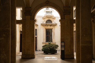 Fototapeta na wymiar entrance of old Italien house