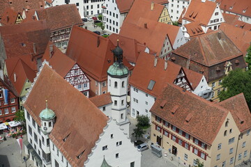 Blick vom Daniel zum Rathaus in Noedrlingen
