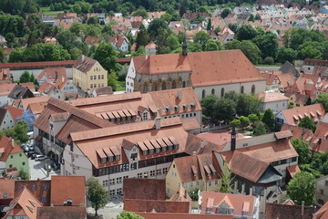 Blick vom Daniel in Noerdlingen zur Kirche St. Salvator