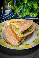 Tortilla multigrain with omelette, lettuce and ham.