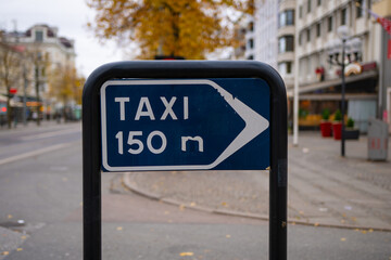 Sign pointing the way to taxi station.