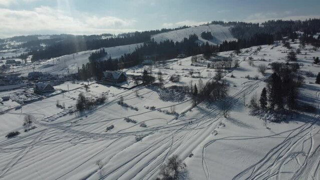 Przelot nad miejscowością turystyczną i ośrodkiem narciarskim podczas zimy w 4K - Białka Tatrzańska