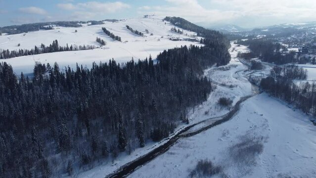 Przelot nad miejscowością turystyczną podczas zimy w 4K - Białka Tatrzańska 